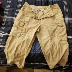 Khaki cargo capri